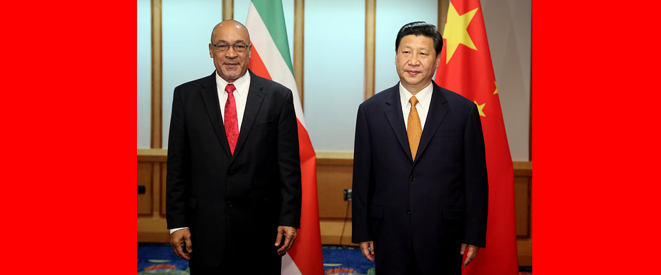 习近平会见苏里南总统鲍特塞