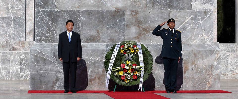 习近平向墨西哥祖国纪念碑敬献花圈