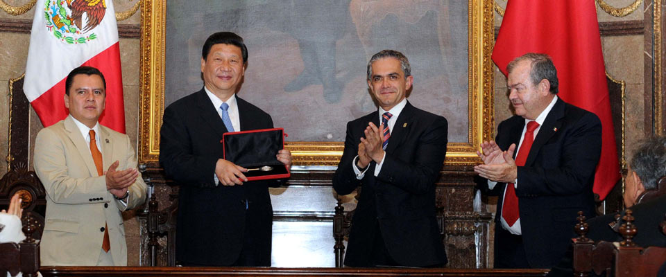 习近平接受墨西哥城城市钥匙