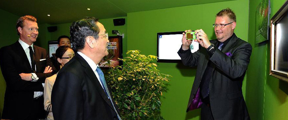 俞正声在瑞典参观爱立信公司