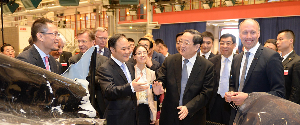 俞正声在瑞典参观沃尔沃公司