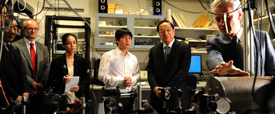 俞正声在丹麦参观考察玻尔研究所