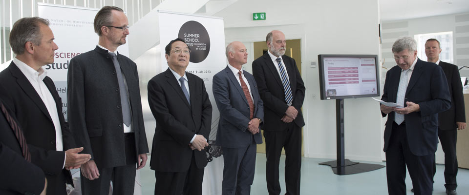 俞正声在丹麦参观&ldquo;绿色灯塔&rdquo;