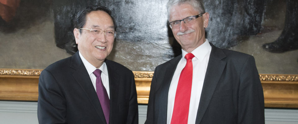 俞正声与丹麦议长吕克托夫特举行会谈