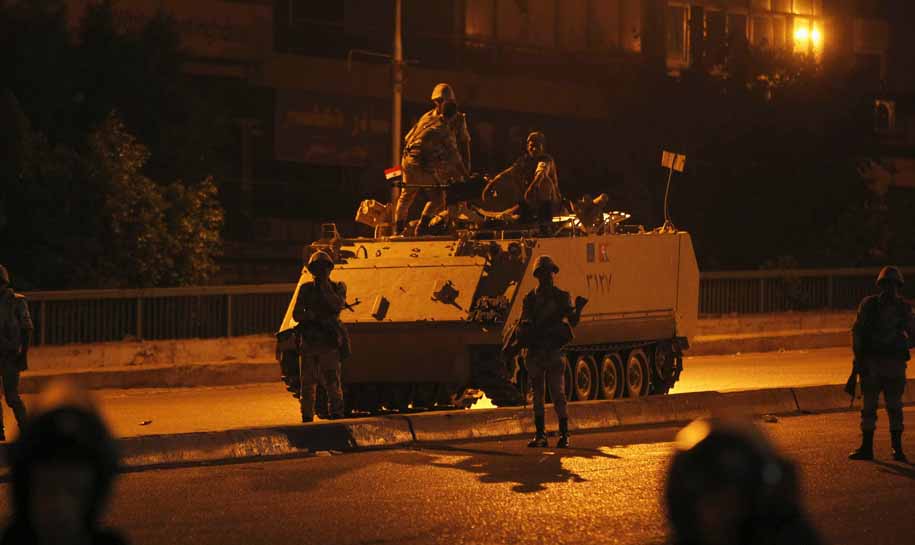 埃及军方街头部署装甲车（高清组图）