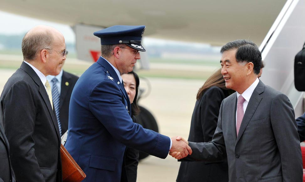 参加中美第五轮战略与经济对话的中国代表团抵美