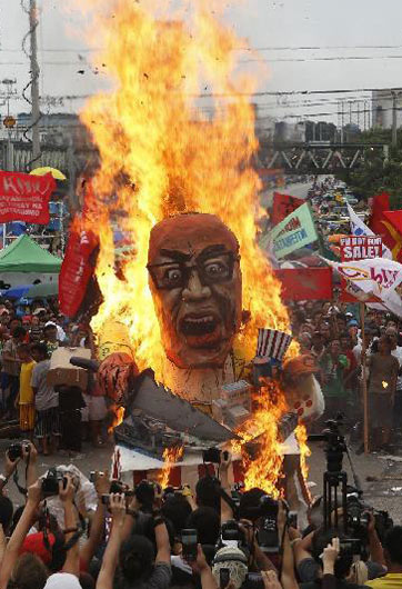 菲律賓民眾抗議 怒燒阿基諾人偶