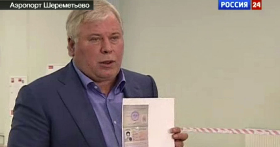 律师展示允许斯诺登进入俄境内临时文件照片