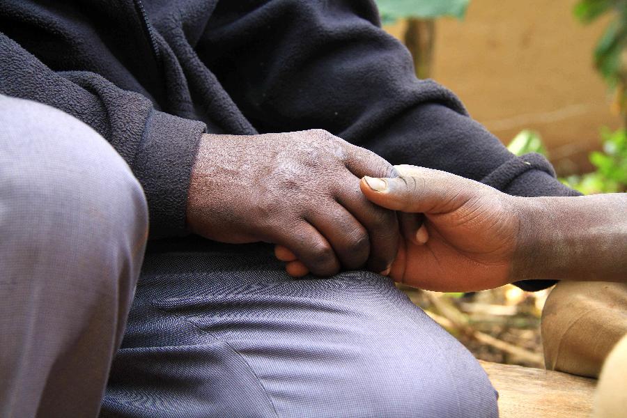 挣扎在生命边缘的乌干达艾滋孤儿