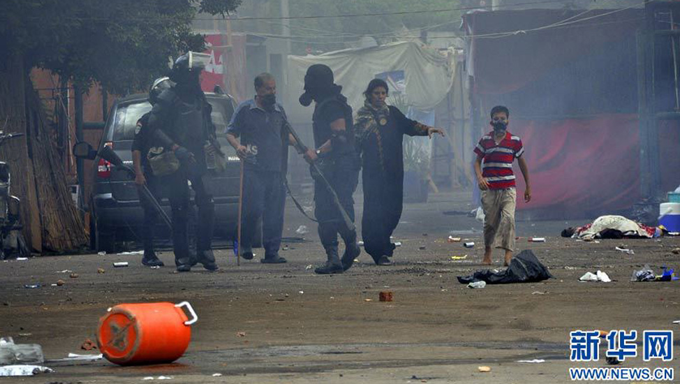 本网独家：埃安全部队对示威者清场现场