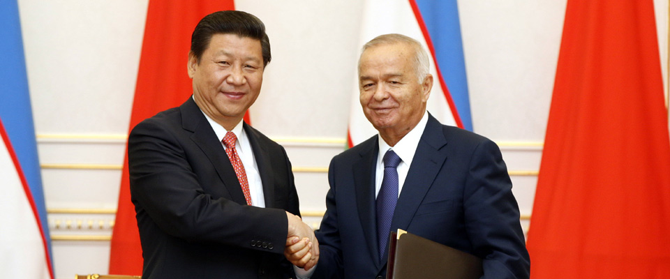 习近平同乌兹别克斯坦总统卡里莫夫共同签署有关文件
