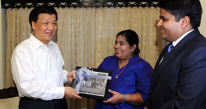 刘云山在科伦坡看望已故斯里兰卡贸工部长森纳那亚克家人