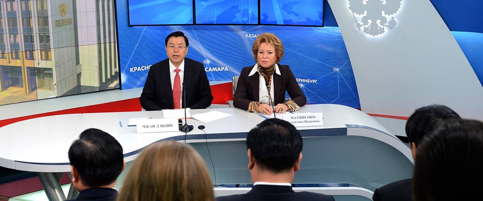 张德江与马特维延科共同会见记者