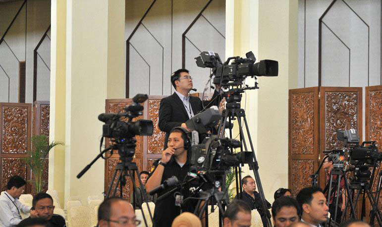 各国媒体在印尼国会报道习近平讲话