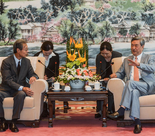 李从军会见共同社社长兼总编辑福山正喜