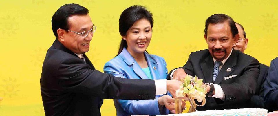 李克强出席&ldquo;纪念中国－东盟建立战略伙伴关系10周年&rdquo;切蛋糕仪式