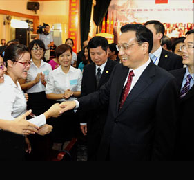 李克强同中越两国青年见面交流