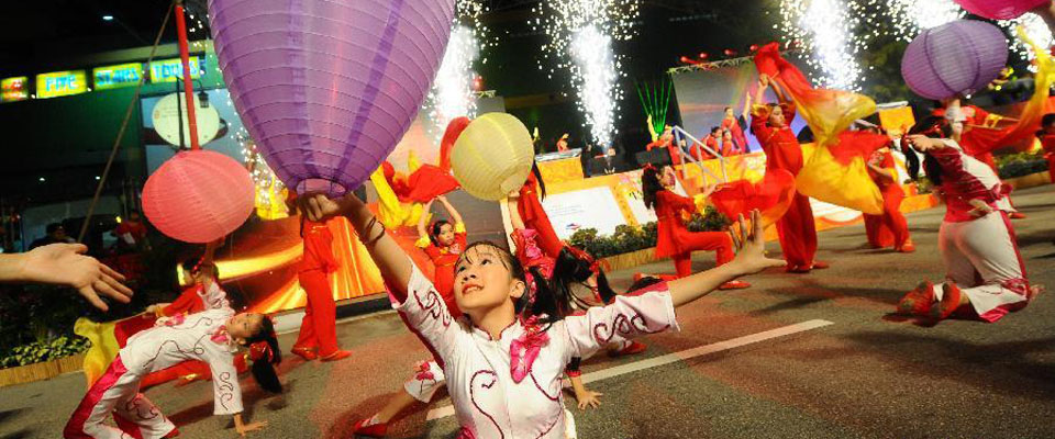 新加坡牛车水举行中秋节亮灯仪式