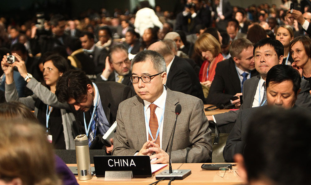 中国代表团副团长苏伟（中）出席联合国气候变化大会开幕式。