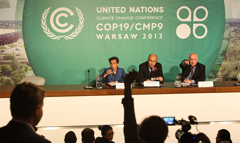 《联合国气候变化框架公约》秘书处执行秘书菲格雷斯（左）和华沙气候大会主席、波兰环境部长科罗莱茨（中）出席开幕式结束后的新闻发布会。