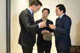 新华网总裁田舒斌向荷兰首相马克&middot;吕特赠送礼物