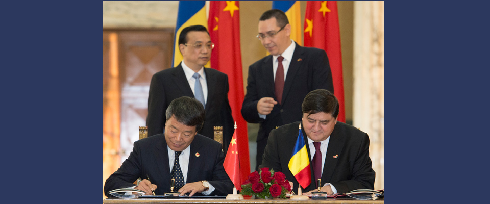 李克强与罗马尼亚总理蓬塔共同出席签字仪式