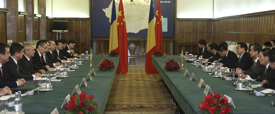 李克强同罗马尼亚总理蓬塔举行会谈