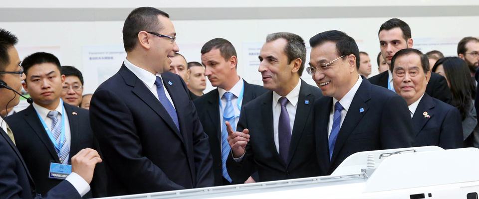 李克强与中东欧国家领导人共同参观中国铁路等基础设施及装备制造展