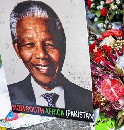 南非民众自发为曼德拉祈福