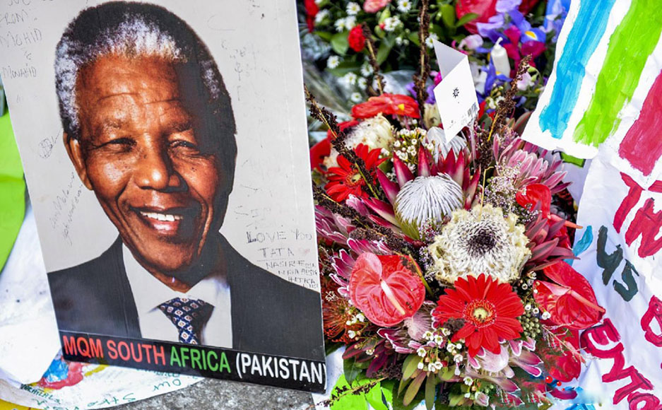 南非民众自发为曼德拉祈福