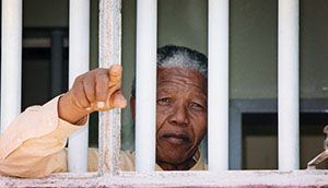 追忆光辉岁月：反种族隔离斗士曼德拉去世