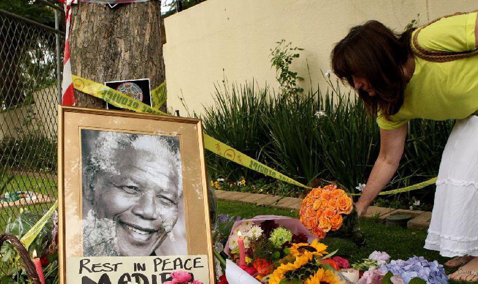 南非民众悼念曼德拉