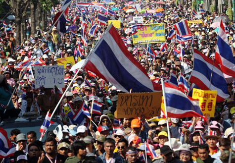 泰国反政府示威者包围英拉住所