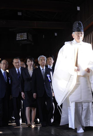 安倍内阁&ldquo;拜鬼&rdquo;史