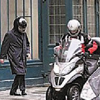 奥朗德戴头盔会"新欢"