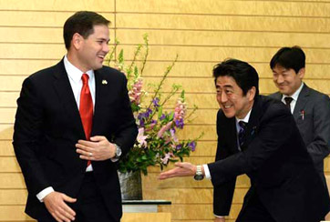 安倍&ldquo;点头哈腰&rdquo;接待美议员