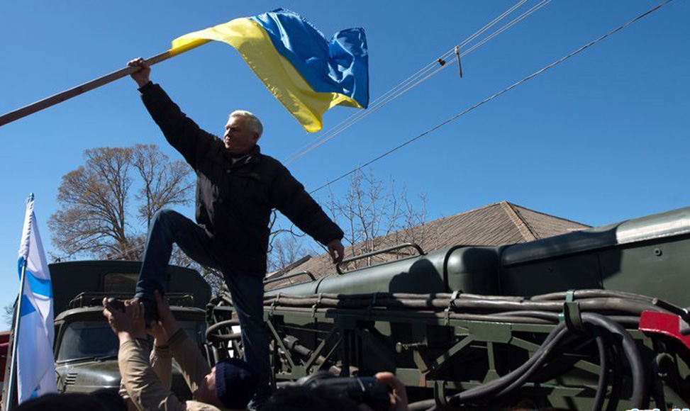 親俄示威者佔領烏克蘭空軍基地