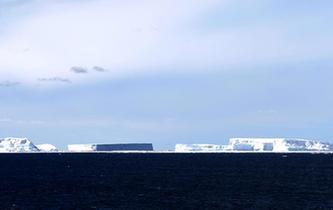 “雪龍”號進入南極圈 將開展卸貨作業