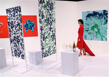 一场以画为景的时装秀