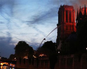 跨国连线：巴黎圣母院火情已得到基本控制 当地民众唱歌祈福