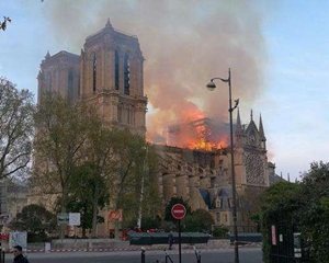 巴黎圣母院突发大火 消防员加紧抢救馆藏艺术品