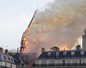法国各界宣布将捐款或协助筹款 帮助重建巴黎圣母院