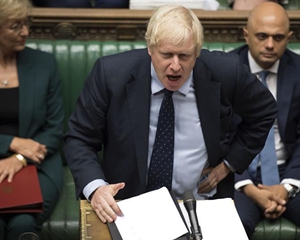 英国首相遭议会“下马威” 威胁提议10月解散议会