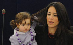 “小萌女”成欧洲议会会议常客(高清组图)