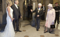 英国女王现身平民婚礼献上祝福 新人惊喜(图)