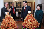 柬埔寨副首相代表西哈努克和西哈莫尼向胡锦涛夫妇赠送花篮