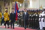 胡锦涛出席柬埔寨国王西哈莫尼举行的欢迎仪式