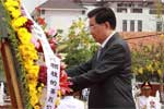 胡锦涛向柬埔寨独立纪念碑献花圈