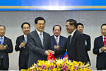 胡锦涛与柬埔寨首相洪森共同出席两国合作文件签字仪式仪式