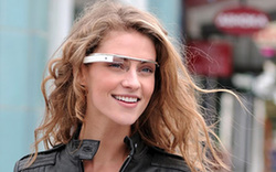 谷歌智能眼镜亮相 可导航拍照上网聊天